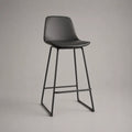 Sgabello barra nera in pelle sintetica e acciaio con schienale curvato, 48 × 53 × 96 cm, altezza seduta 65 cm