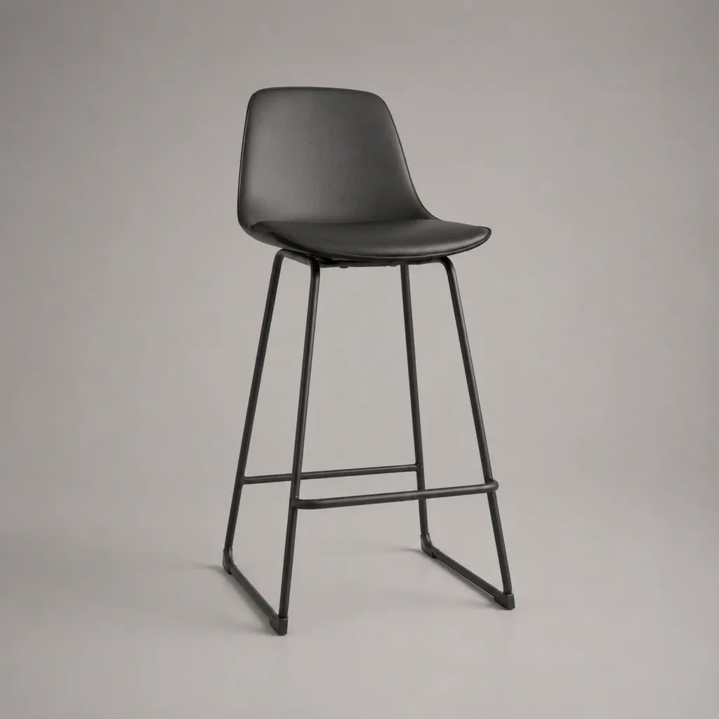 Sgabello barra nera in pelle sintetica e acciaio con schienale curvato, 48 × 53 × 96 cm, altezza seduta 65 cm